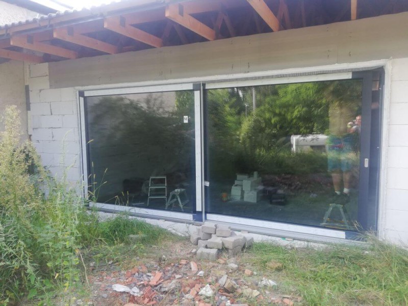 Instalace oken, dveří a portálu do novostavby v obci Tuháň