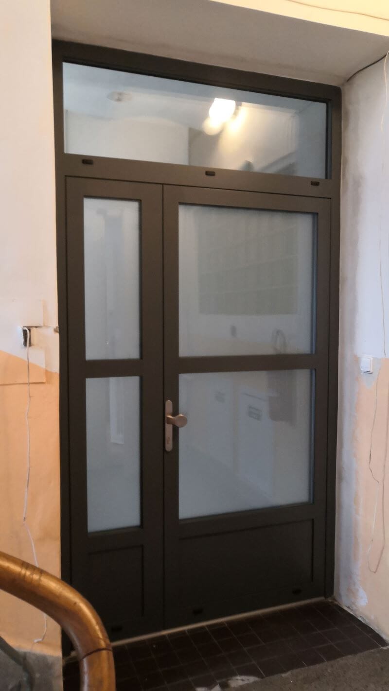 Montáž hliníkových vstupních dveří v Brně