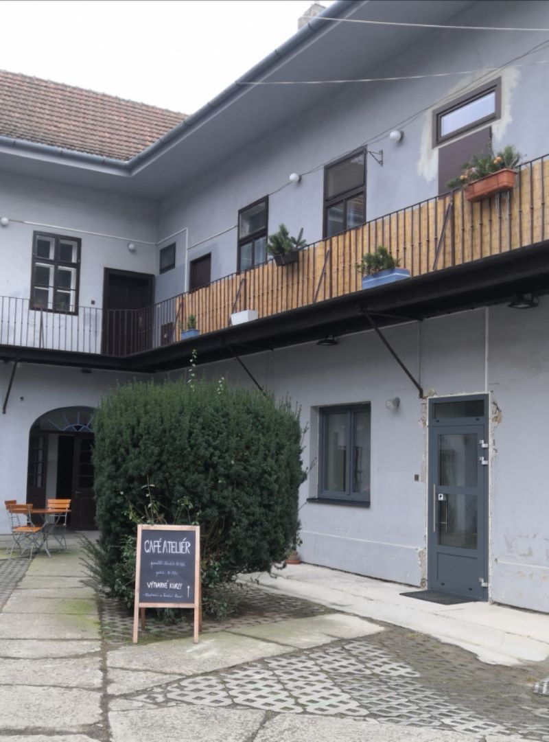 Dodávka šedých plastových oken a dveří do domu v Brně