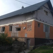 Montáž plastových oken s trojsklem a podkladního profilu Purenit v domě v obci Veselá
