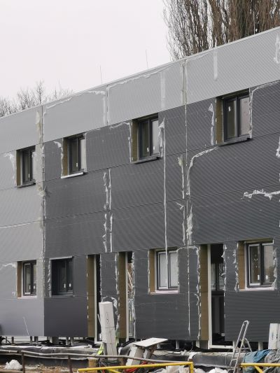 Fotbalové kabiny AFK Tišnov - plastová okna Premium klasik