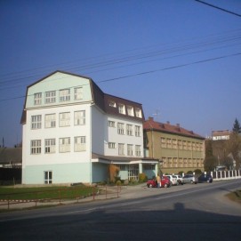 Výměna oken, schodišťových stěn a vchodů v ZŠ ve Vladislavi