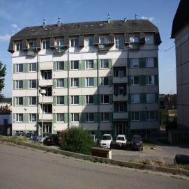 Bytový dům v Brně: nová plastová okna a hliníkové dveře