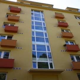 Nová plastová okna a hliníkové dveře v bytovém domě v Brně