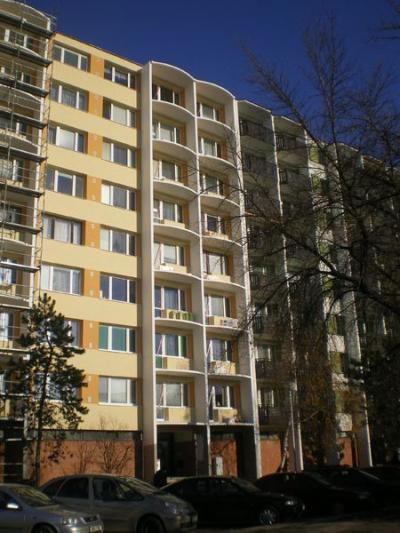 Bytové domy v Brně: výměna plastových oken v bílém dekoru