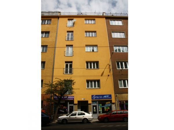 Výměna plastových oken v bytovém domě v Brně: bílý dekor