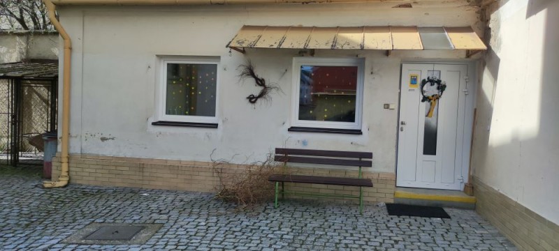 Instalace dveří a oken v bílé barvě ve škole v Krnově