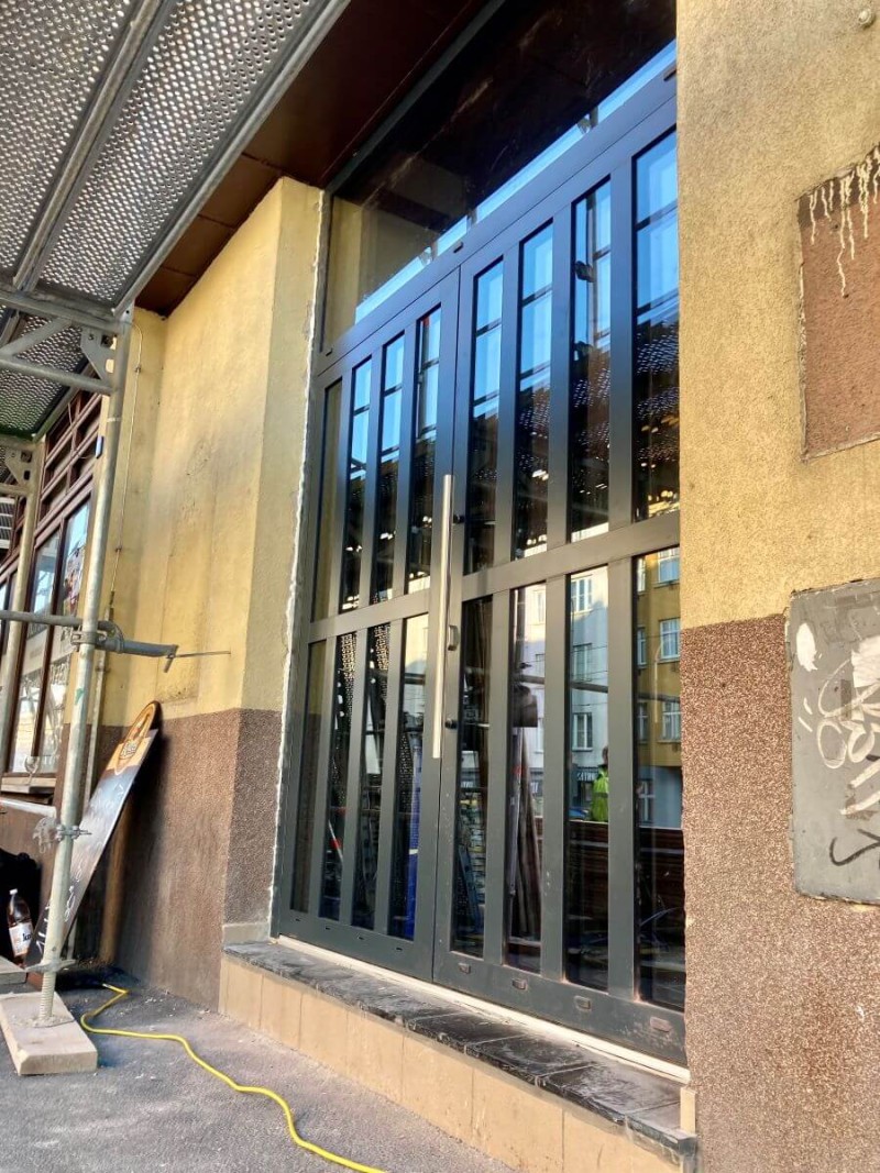 Instalace hliníkových vstupních dveří s bezpečnostním trojsklem v Praze