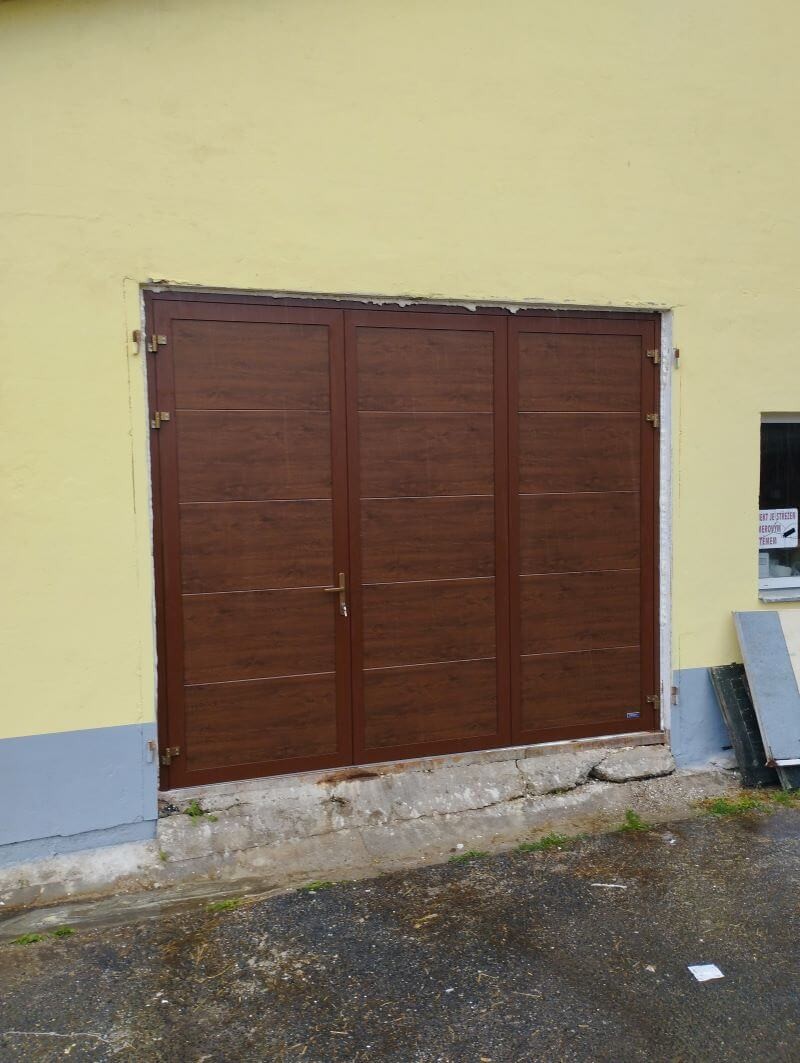 Instalace vchodových dveří a skládacích vrat v Mirošově