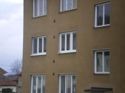 Výměna oken v bílém dekoru v bytovém domě v Tišnově