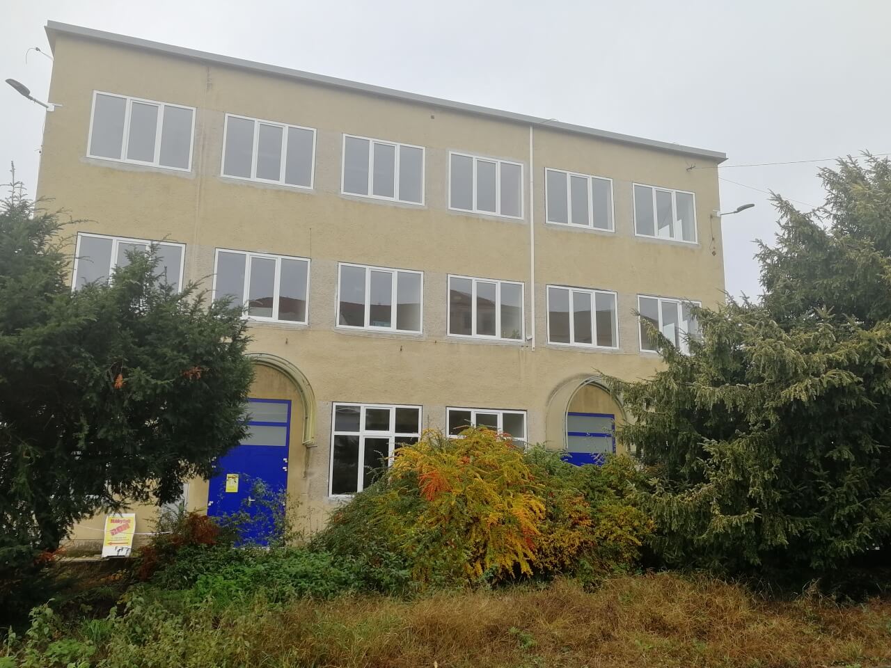 Instalace bílých PVC oken a modrých AL dveří v Ivančicích