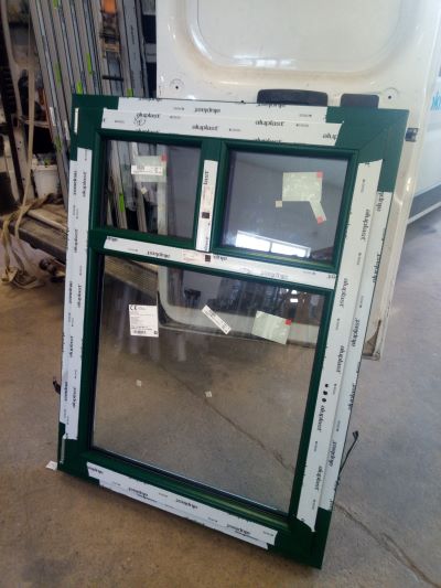 Plastové okno v zelené barvě