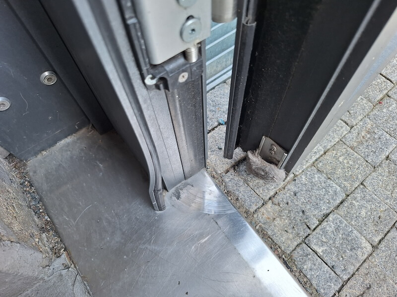 Nevratně zdeformoval hliníkový rám dveří Nevratně zdeformoval hliníkový rám dveří