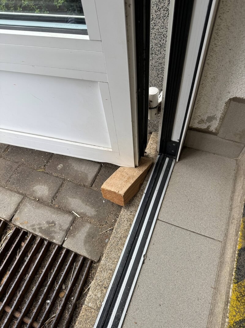 Je špatně dávat do dveří klínek Je špatně dávat do dveří klínek