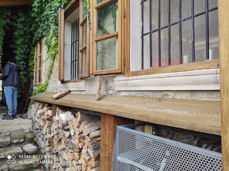 Je chybou zakládat takto špalíky, aby se zabránilo uzavírání oken Je chybou zakládat takto špalíky, aby se zabránilo uzavírání oken