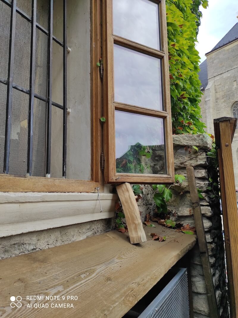 Je chybou zakládat takto špalíky, aby se zabránilo uzavírání oken Je chybou takto umisťovat špalík do okna, vhodné je využití háčku