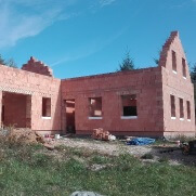 Do nového domu v Březnu budeme montovat dřevěná eurookna