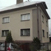 Rodinný dům v Dobrušce osazený plastovými okny a balkonovými dveřmi