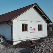 Čelní pohled na dům po instalaci plastových oken PREMIUM round line