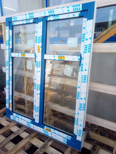Modré plastové dvoukřídlé okno