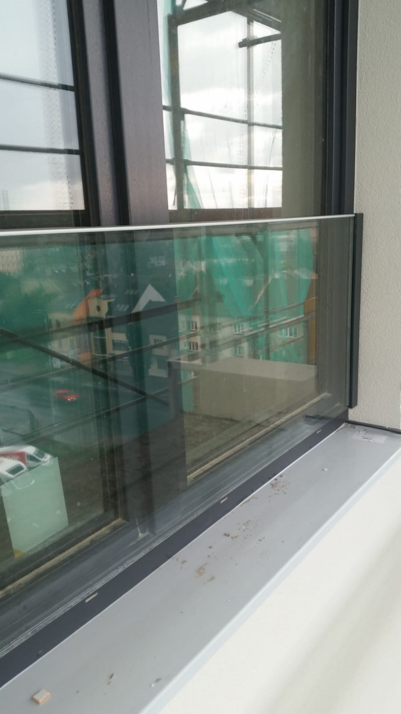 Osazování plastových oken VEKA Softline 82 a skleněného zábradlí 