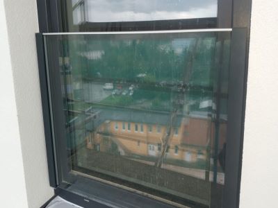Skleněné zábradlí k rámu oken VEKA Softline 