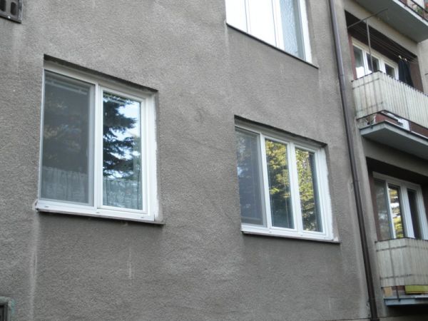 Bytový dům v Praze: výměna oken s profilem Aluplast Ideal