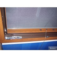 Připevnění rolovací okenní sítě proti hmyzu