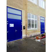 Vchodové hliníkové dveře oboustranně modré se zvýšeným bezpečnostním kováním