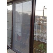 Balkonové dveře na terasu opatřené rolovací sítí proti hmyzu