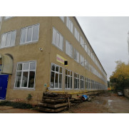 Montáž bílých oken VEKA a modrých hliníkových dveří ve firmě v Ivančicích