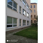 Oboustranně bílá plastová okna VEKA Perfectline na ZŠ a MŠ v Brně