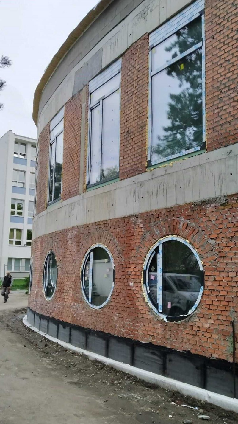 Atypická plastová okna VEKA do ZŠ Logopedická na Praze 10
