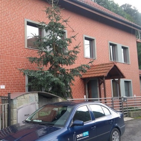 Plastová okna s trojskly v dekoru mahagon