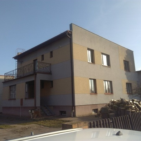 Instalace plastových oken a hliníkových dveří v dekoru ořech
