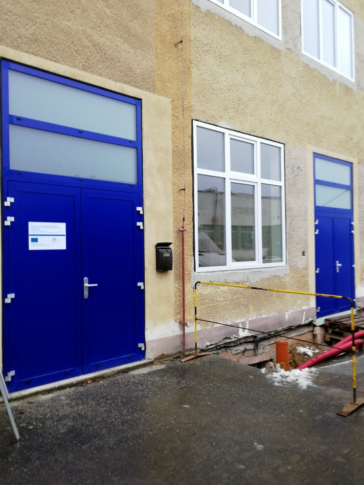 Vchodové hliníkové dveře oboustranně modré se zvýšeným bezpečnostním kováním