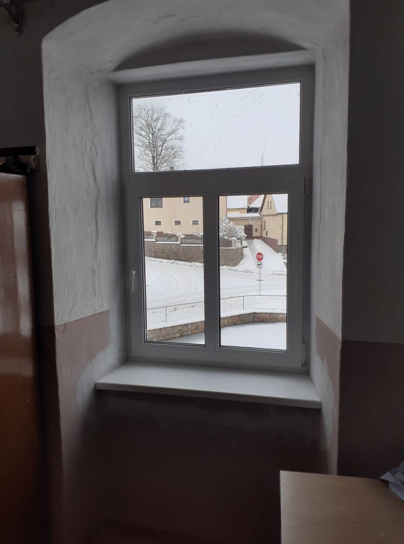Nová plastová okna jsou z vnitřní strany v bílé barvě