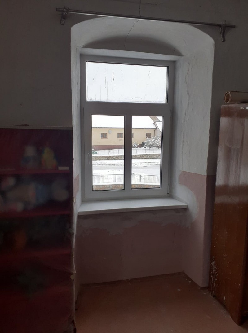 Nová plastová okna jsou ve stejném stylu jako původní dřevěná, nahoře je fixní nadsvětlík