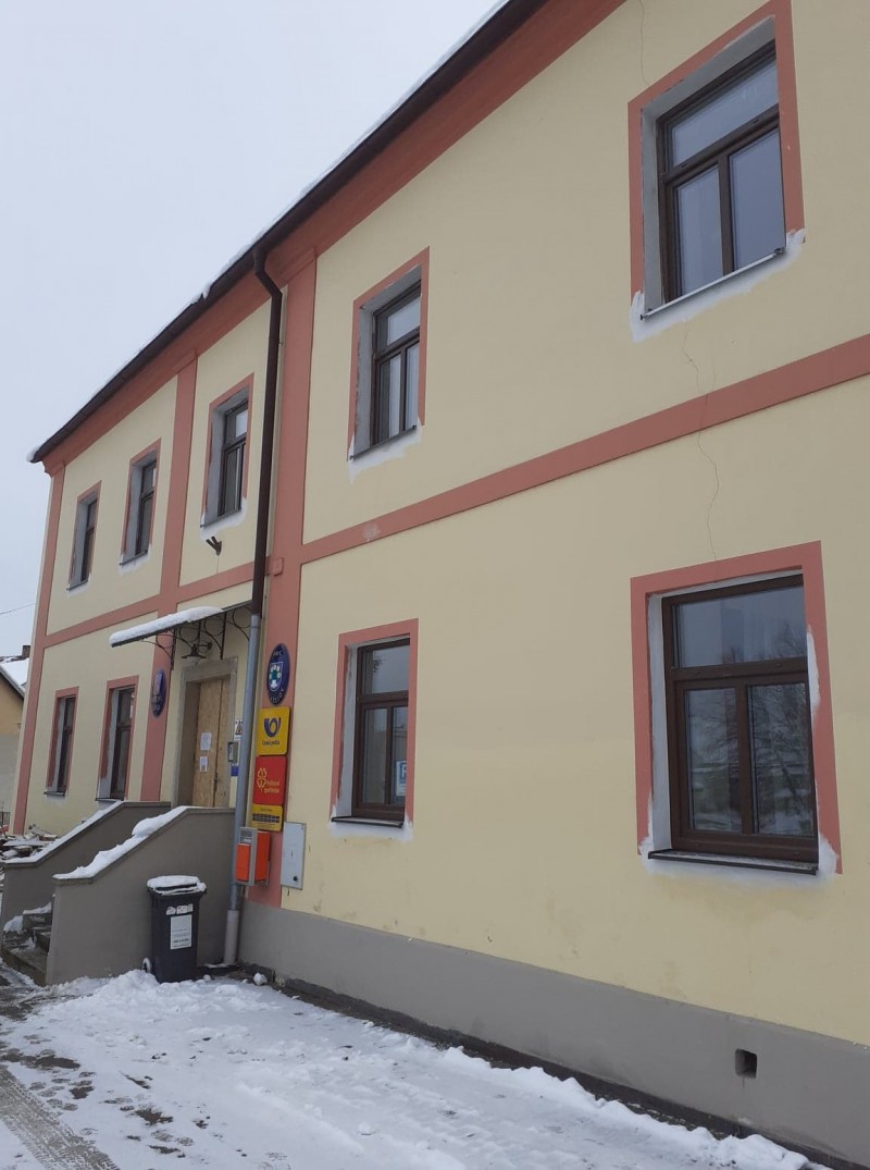 Z venkovní strany jsou nová plastová okna v dřevodekoru ořech