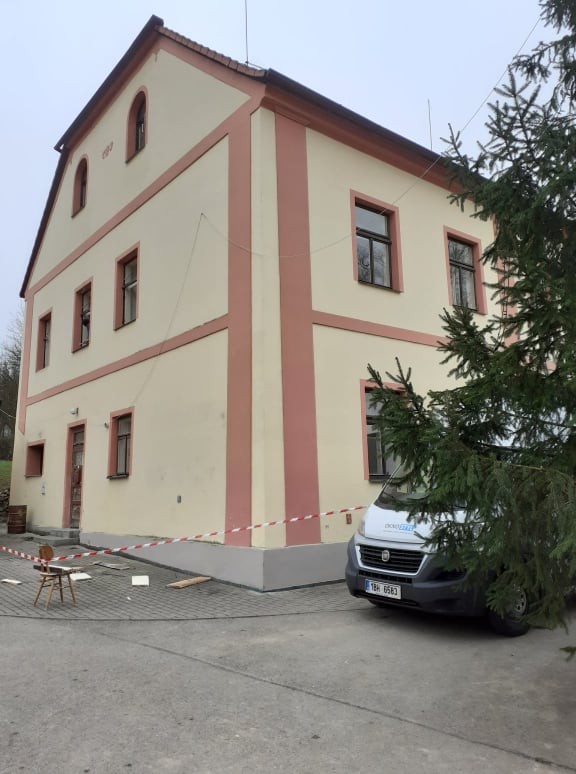 Před demontáží oken bylo nutné zajistit bezpečnost kolem budovy 