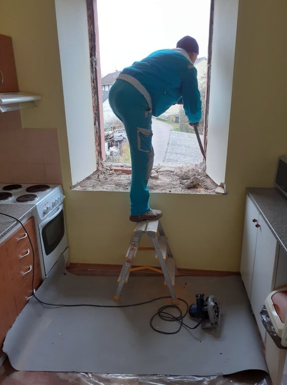 Před montáží nových oken je nutné zapravení stavebního otvoru