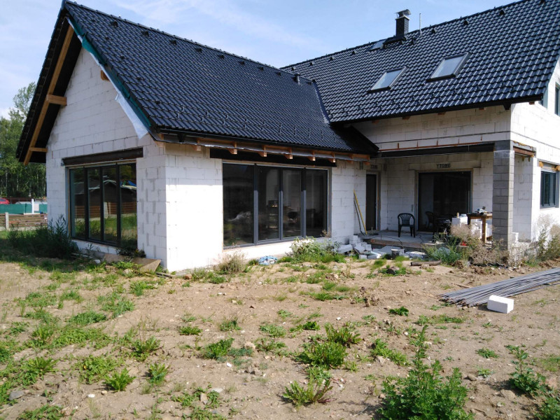 Antracitová plastová okna instalovaná do novostavby ve vesnici Staré Sedlo