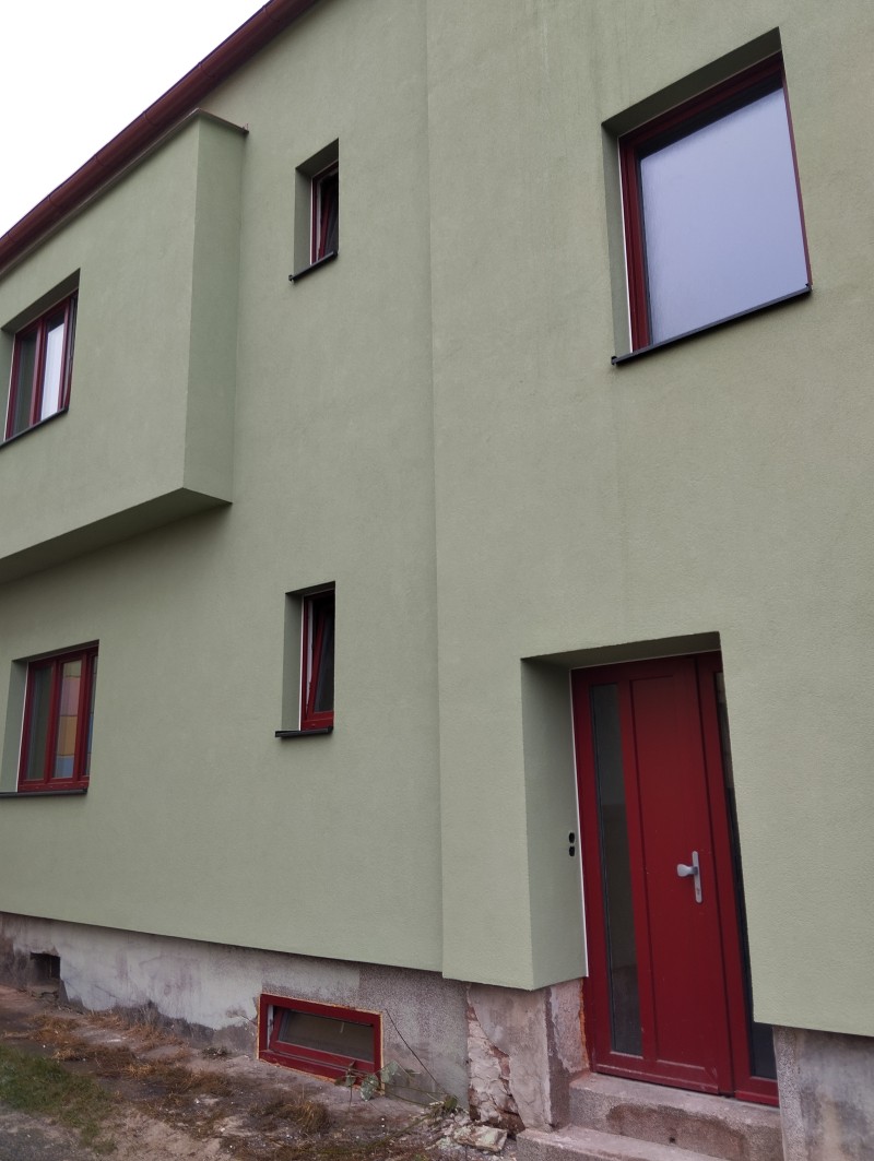 Plastová okna a dveře v v červené barvě 