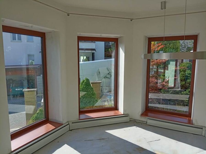 Součástí oken jsou vnitřní parapety v dekoru třešeň