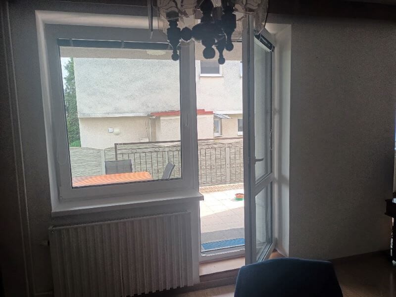 Okna a dveře jsou z vnitřní strany bílé