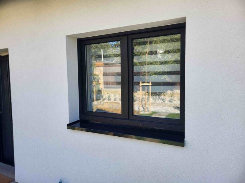 Černá PVC okna REHAU Smartline+ Klasik