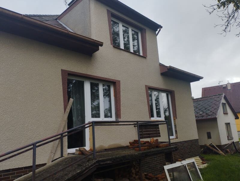 Sestava oken a balkonových dveří interiér prosvětlí