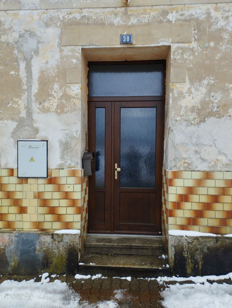 Dřevěné vchodové dveře s nadsvětlíkem a elektrickým zámkem