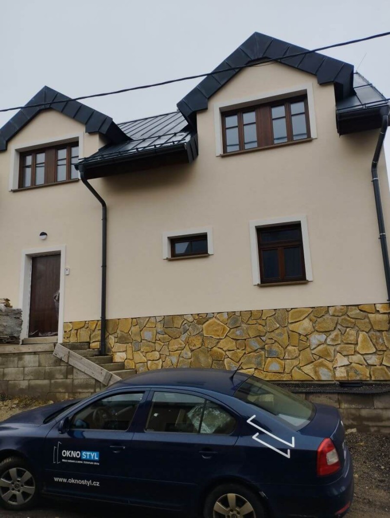 Při montáži eurooken byla připojovací spára ošetřena vnitřními parotěsnými a venkovními paropropustnými páskami
