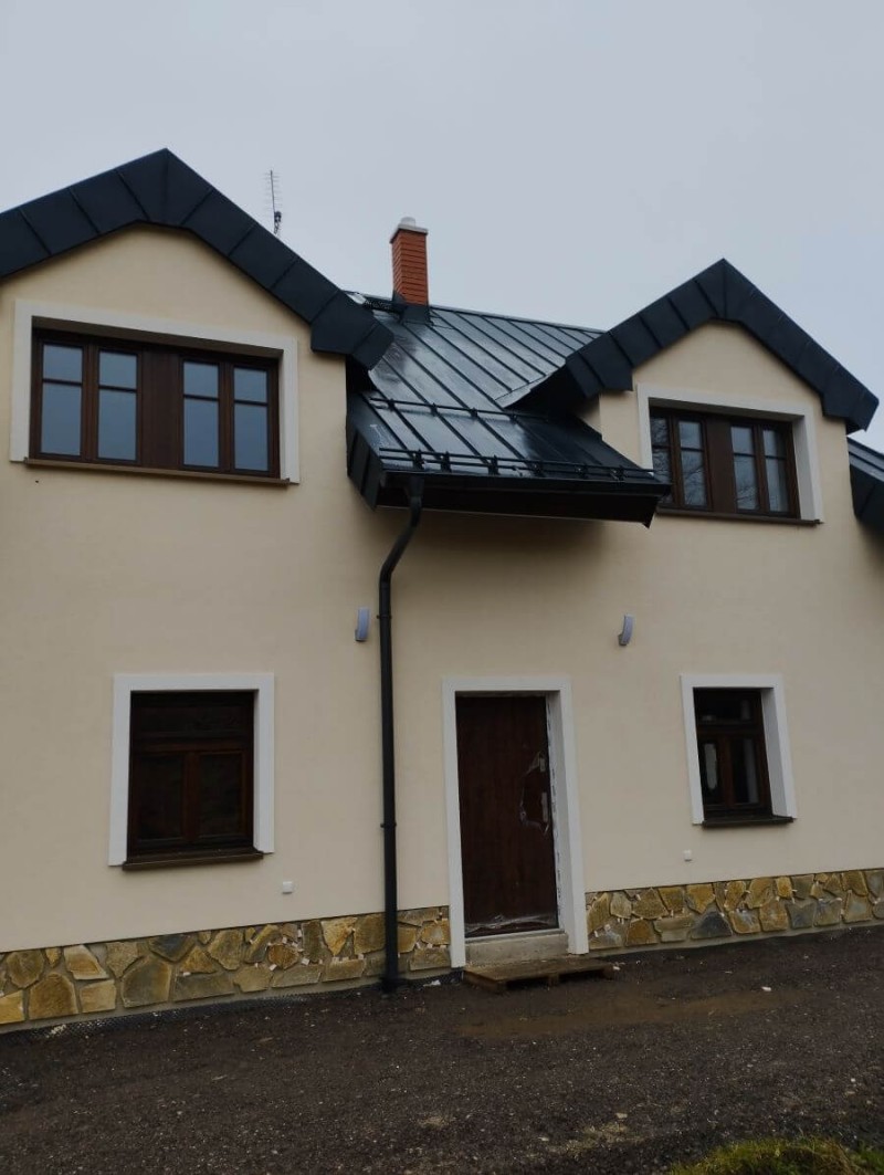 Při montáži eurooken byla připojovací spára ošetřena vnitřními parotěsnými a venkovními paropropustnými páskami